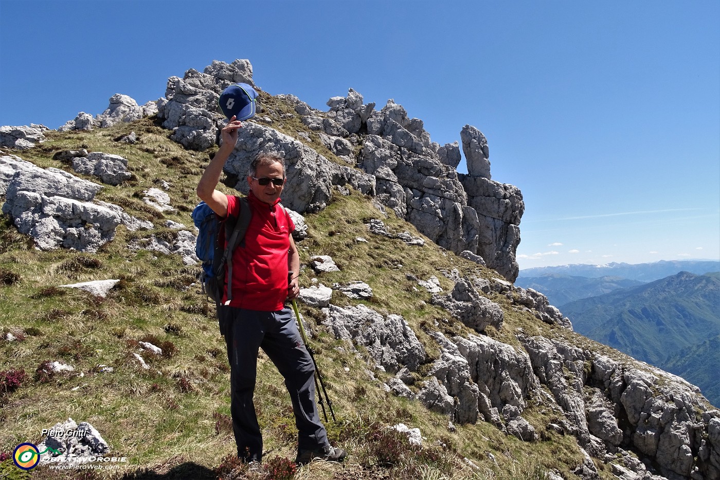 49 Rocce, roccioni sparsi sui grandi spuntoni in cresta d'Alben .JPG